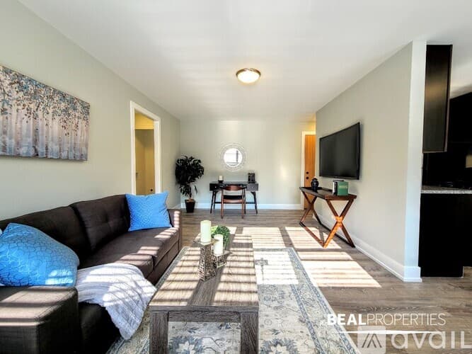 Chicago Apartment: 530 W Surf St