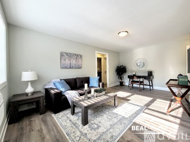 Chicago Apartment: 530 W Surf St