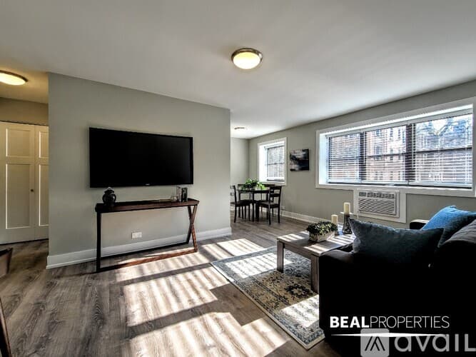 Chicago Apartment: 530 W Surf St
