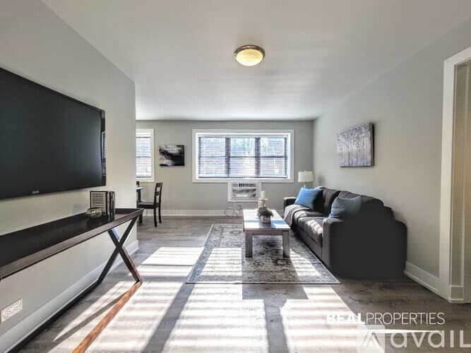 Chicago Apartment: 530 W Surf St