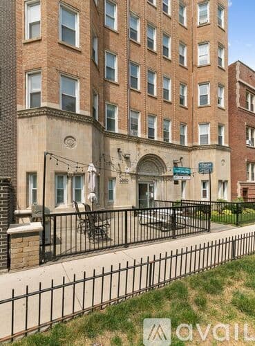 Chicago Apartment: 5860 N Kenmore Ave