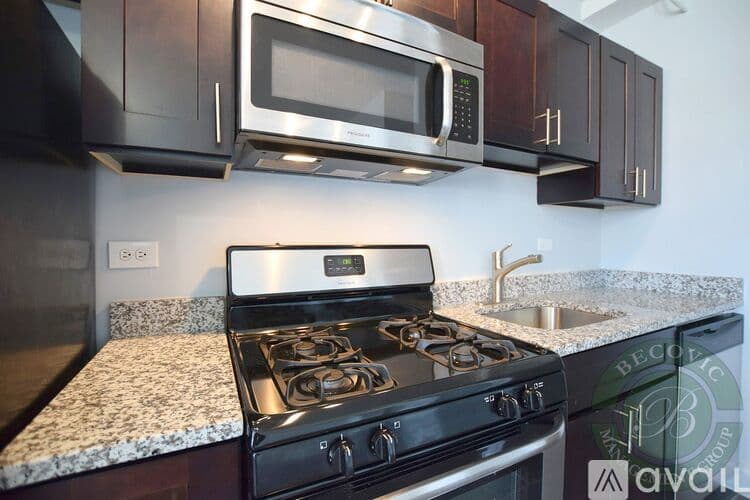 Chicago Apartment: 5860 N Kenmore Ave