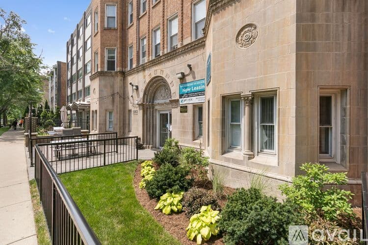 Chicago Apartment: 5860 N Kenmore Ave