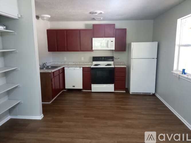 Andrews Apartment: 208 SE 2nd St