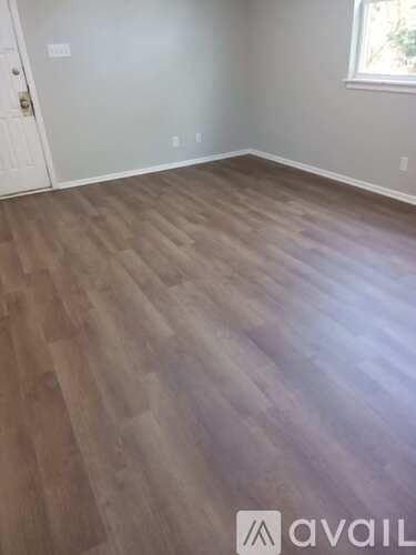 Andrews Apartment: 208 SE 2nd St