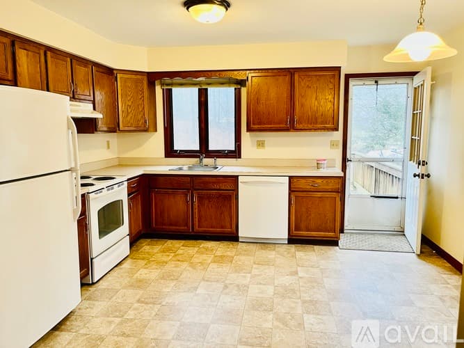 Southbury Apartment: 900 Old Waterbury Rd