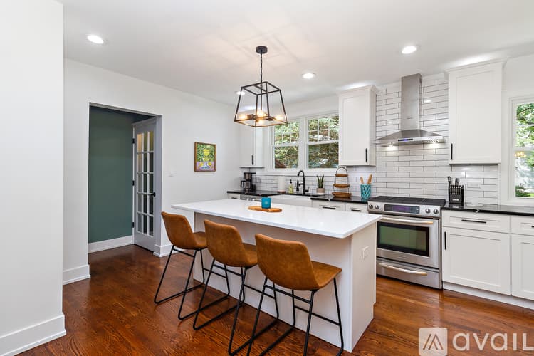 Lemont House: 724 Warner Ave