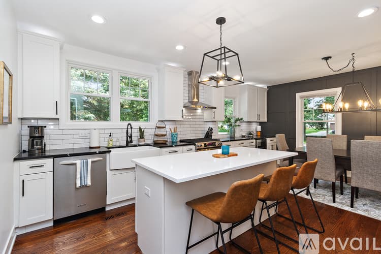 Lemont House: 724 Warner Ave