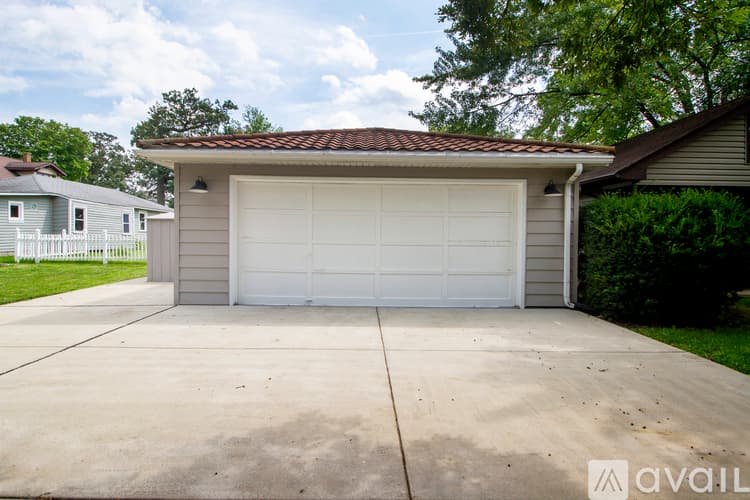 Lemont House: 724 Warner Ave