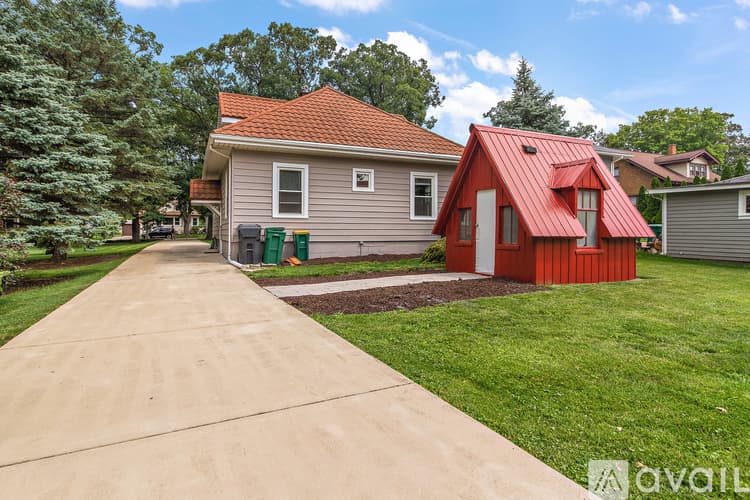 Lemont House: 724 Warner Ave
