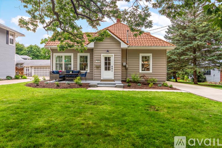 Lemont House: 724 Warner Ave