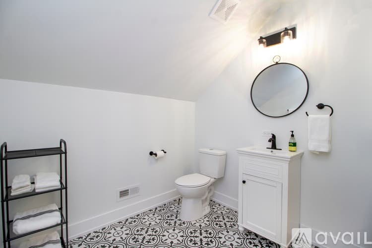 Lemont House: 724 Warner Ave