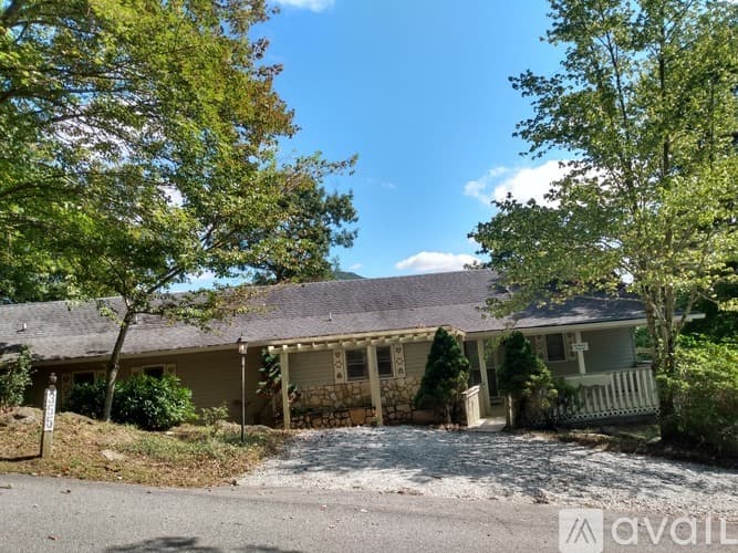 Dillard House: 355 Saddleback Cir