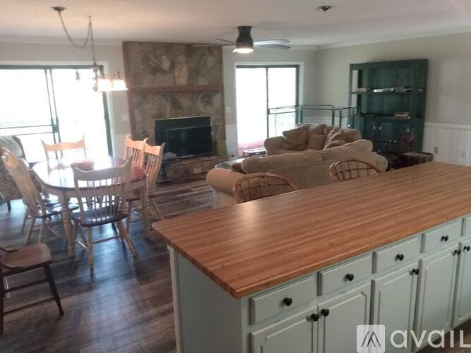 Dillard House: 355 Saddleback Cir