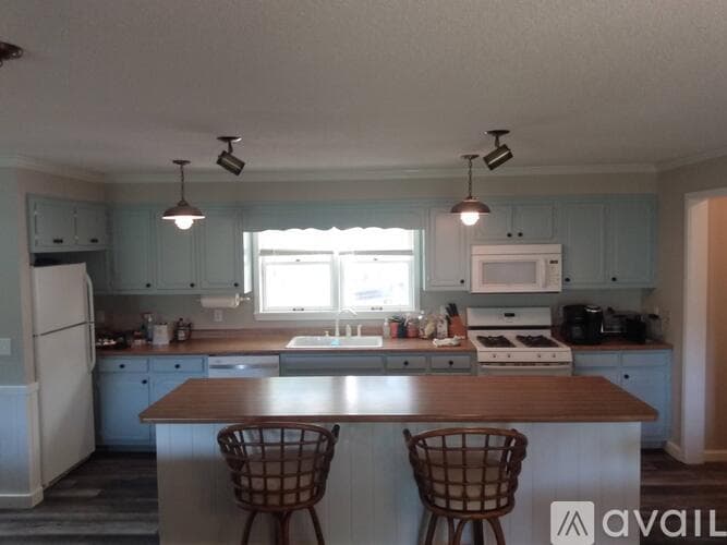 Dillard House: 355 Saddleback Cir