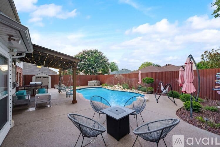 Haltom City House: 3933 Wisteria Ln