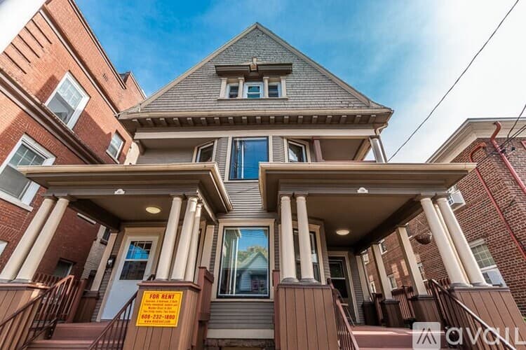 Madison Apartment: 139 E Johnson St