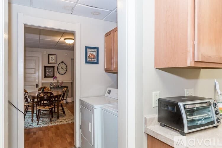 Madison Apartment: 139 E Johnson St