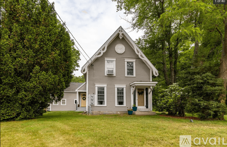 Stratham Apartment: 201 Portsmouth Ave