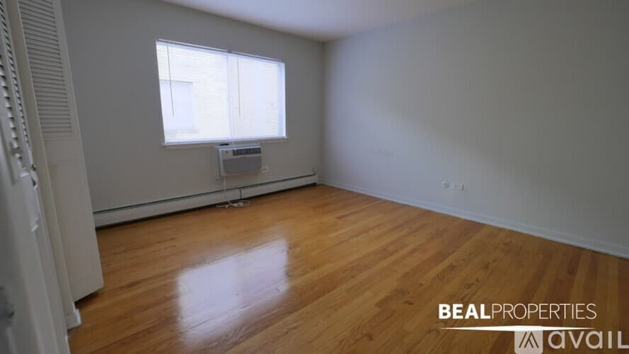 Chicago Apartment: 510 W Briar Pl