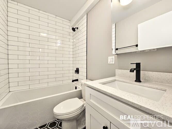 Chicago Apartment: 528 W Oakdale Ave