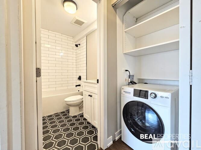 Chicago Apartment: 528 W Oakdale Ave