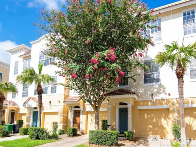 Tampa Townhome: Gaspar Oaks Dr