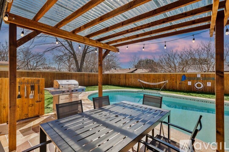 Fort Worth House: 7920 Limerick Ln