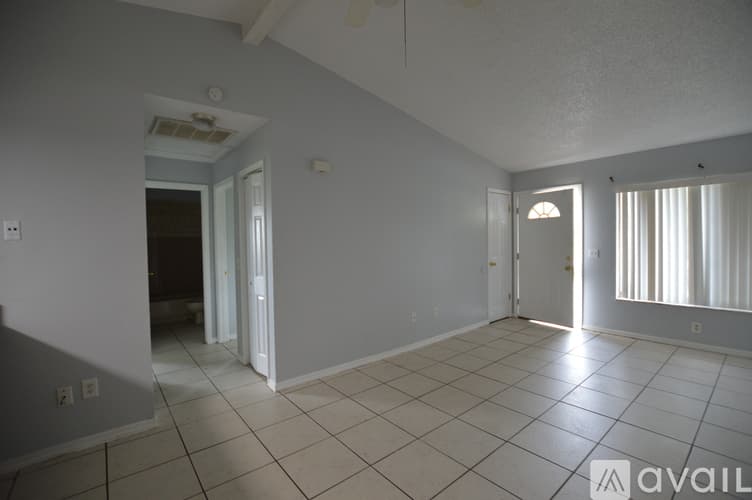Spring Hill Apartment: 7949 Pinehurst Dr