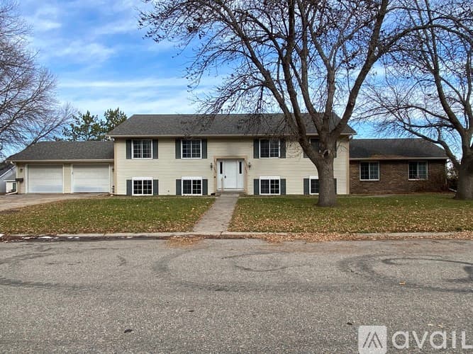 Willmar Apartment: 2420 4th Ave SE