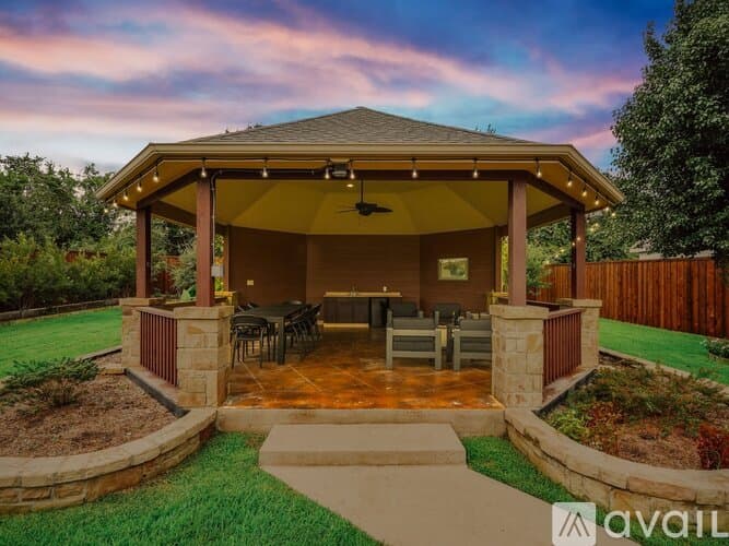 Kennedale House: 621 Wildcat Way