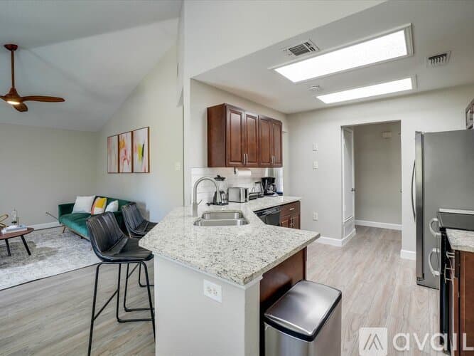 Lewisville House: 1725 Canterbury Ln