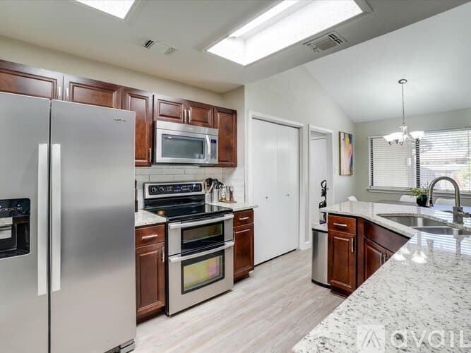 Lewisville House: 1725 Canterbury Ln
