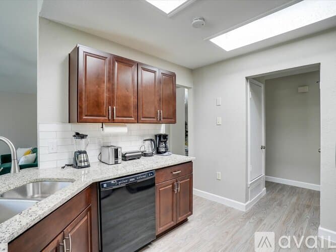 Lewisville House: 1725 Canterbury Ln