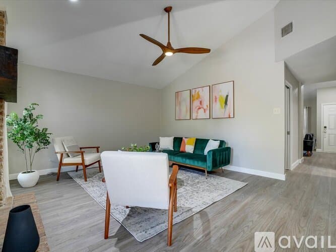 Lewisville House: 1725 Canterbury Ln