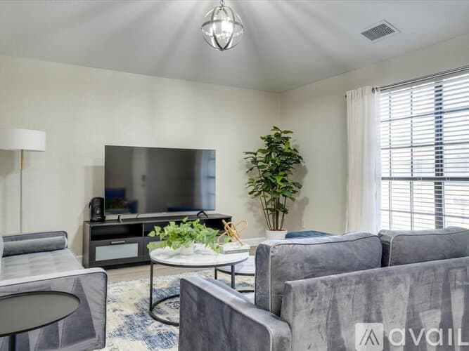 Lewisville House: 1725 Canterbury Ln
