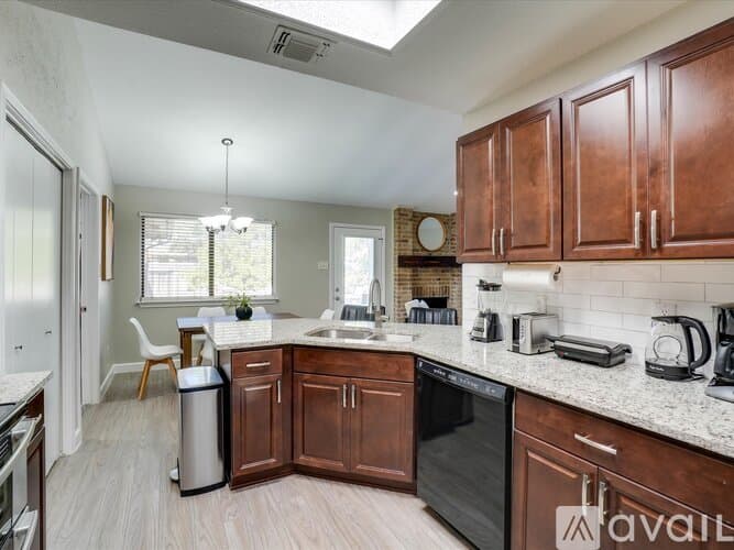 Lewisville House: 1725 Canterbury Ln