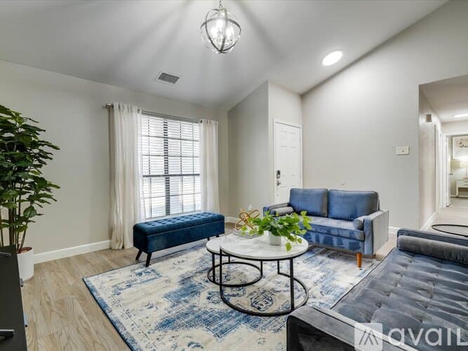 Lewisville House: 1725 Canterbury Ln