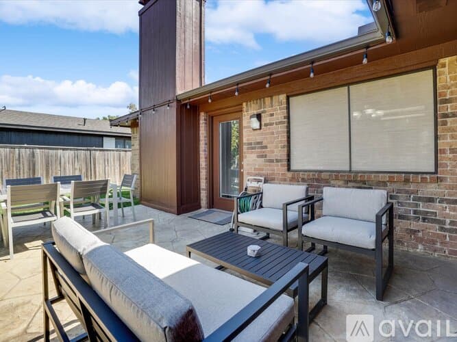 Lewisville House: 1725 Canterbury Ln