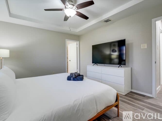 Lewisville House: 1725 Canterbury Ln