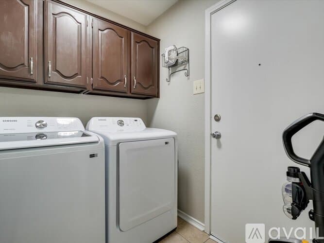 Lewisville House: 1725 Canterbury Ln