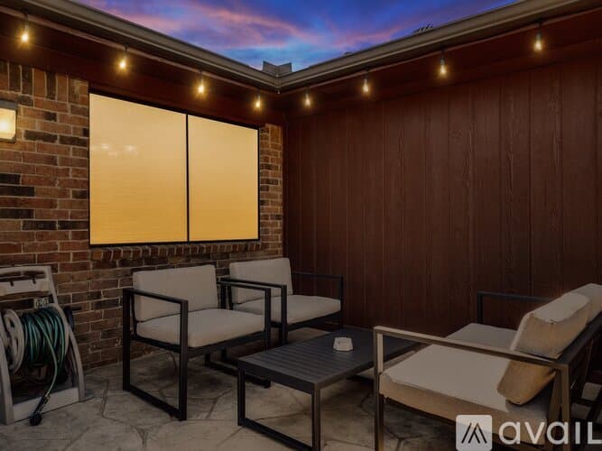Lewisville House: 1725 Canterbury Ln