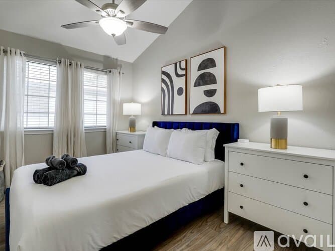 Lewisville House: 1725 Canterbury Ln