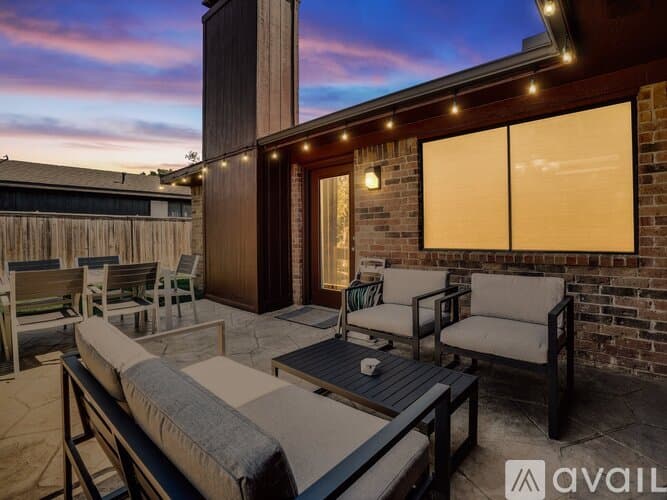 Lewisville House: 1725 Canterbury Ln