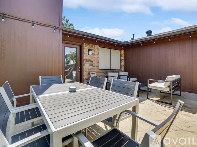 Lewisville House: 1725 Canterbury Ln