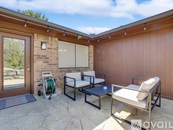 Lewisville House: 1725 Canterbury Ln
