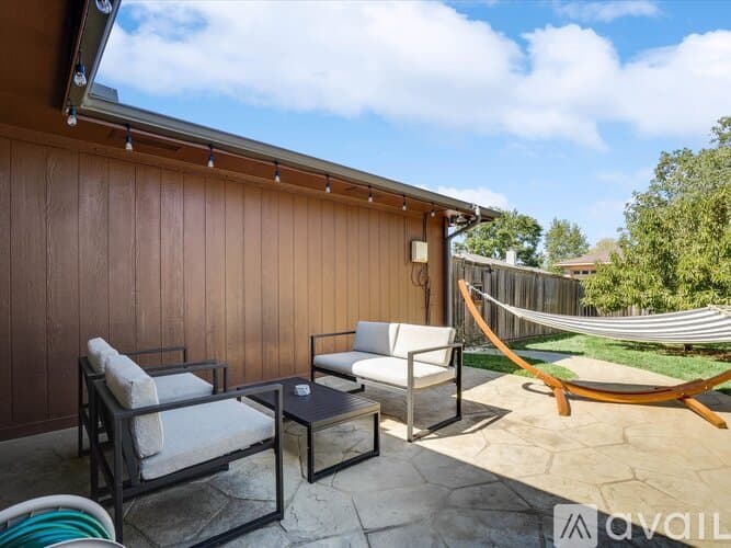 Lewisville House: 1725 Canterbury Ln