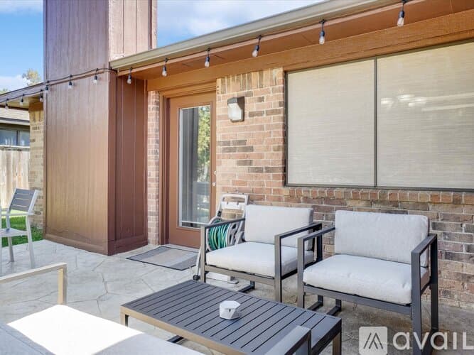 Lewisville House: 1725 Canterbury Ln