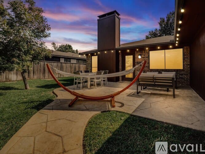 Lewisville House: 1725 Canterbury Ln