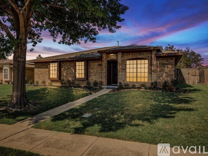 Lewisville House: 1725 Canterbury Ln